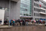 Tłum zdenerwowanych pacjentów przed USK w Białymstoku. Czekali kilka godzin w deszczu na wejście do szpitala (ZDJĘCIA)