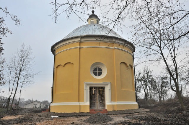 Jedna z pięknie odnowionych kapliczek Kalwarii Pakoskiej