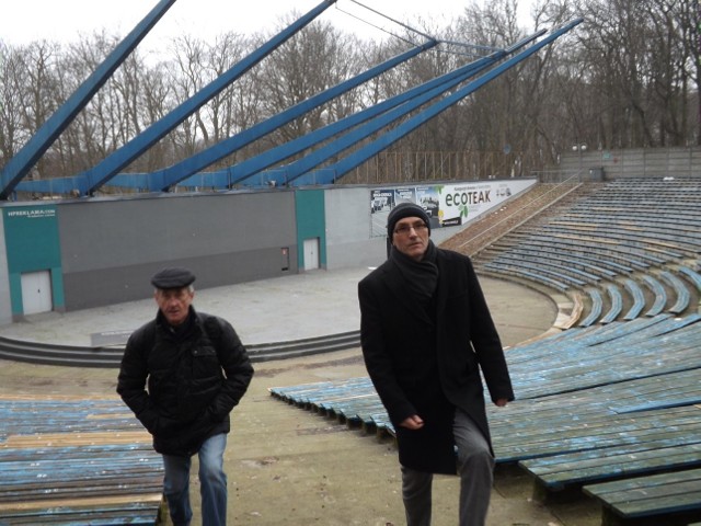 Dyrektor RCK Tadeusz Kielar podczas oględzin amfiteatru w styczniu ub. roku, tuż po jego przejęciu przez miasto