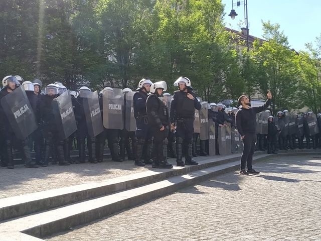 Bezpieczeństwa uczestników Marszu Równości pilnowali policjanci nie tylko z Bydgoszczy. Przed marszem i w jego trakcie doszło do kilku niegroźnych starć pomiędzy uczestnikami marszu a ich przeciwnikami. Tak  wyglądało zabezpieczenie marszu okiem jednego z naszych Czytelników