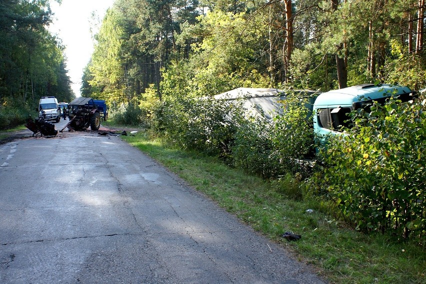 Koboski. Wypadek ciągnika. 77-letni kierowca w szpitalu (zdjęcia)