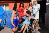Zostań aniołem pani Teresy! Schorowana mieszkanka Wrzosów sama zajmuje się niepełnosprawnymi córkami. Ich dom potrzebuje remontu