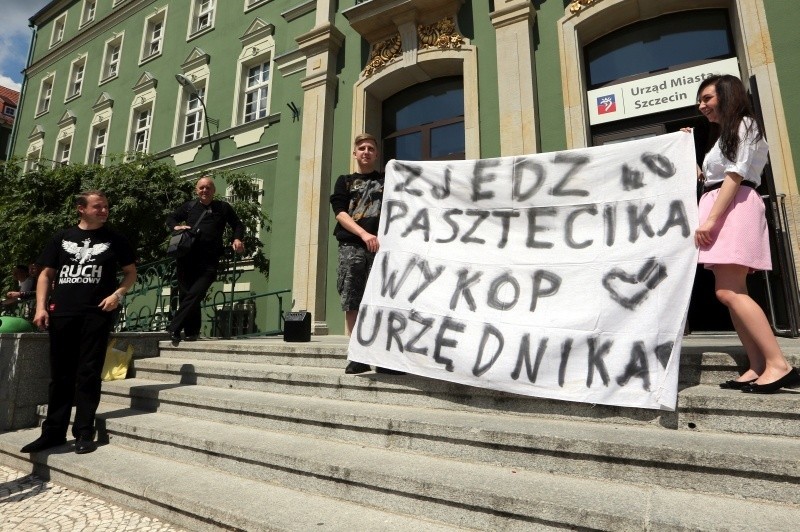 "Zjedz pasztecika, wykop urzędnika". Protest przed urzędem [wideo, zdjęcia]