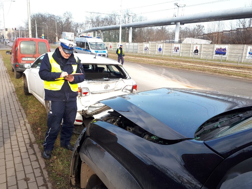 Wypadek na Kilińskiego dzieci trafiły do szpitala. Zderzenie 3 samochodów na ul. Kilińskiego w Łodzi. Zdjęcia