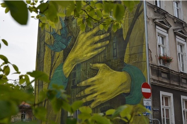 Nowy mural ekologiczny powstał na bocznej ścianie kamienicy przy ulicy Wawrzyniaka 14 w Poznaniu.Przejdź do kolejnego zdjęcia --->