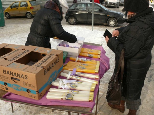 Gromnice sprzedawane przed dniem Matki Boskiej Gromnicznej w Stalowej Woli.