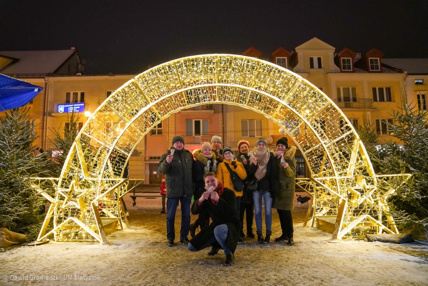 Białostoczanie pokochali świąteczne dekoracje na Rynku Kościuszki. Chętnie robią selfie w centrum (zdjęcia)