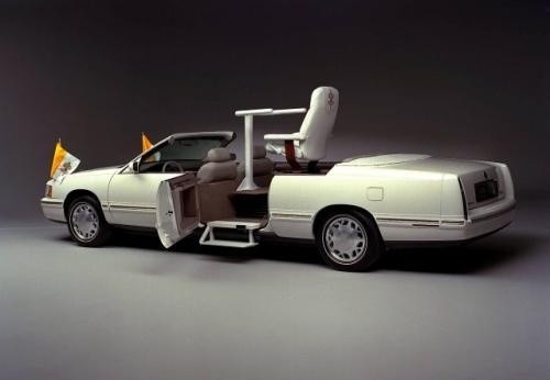 Fot. General Motors: Cadillac de Ville z 1999 r. z...
