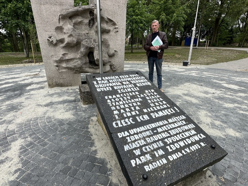 Dr Eryk Holona przy pomniku Ofiar Szybu Reden w Radlinie
