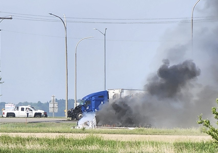 Tragiczny wypadek w Kanadzie. Bus został uderzony przez ciężarówkę i zaczął płonąć. 15 osób nie żyje