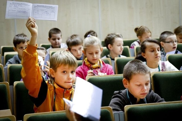 Mali studenci z dumą prezentowali otrzymane w sobotę indeksy. Będą w nich odnotowane zajęcia, w jakich uczestniczyli.