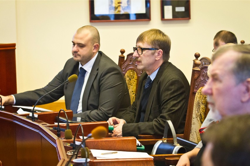 Maciej Zegarski (z lewej) zrezygnował z funkcji radnego RM...