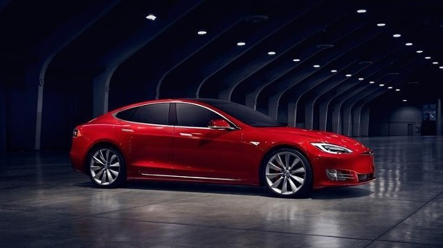 Tesla Model S P100DDysponując dwoma motorami elektrycznymi samochód przyspiesza do 100 km/h w 2,5 sekundy. Fot. Tesla
