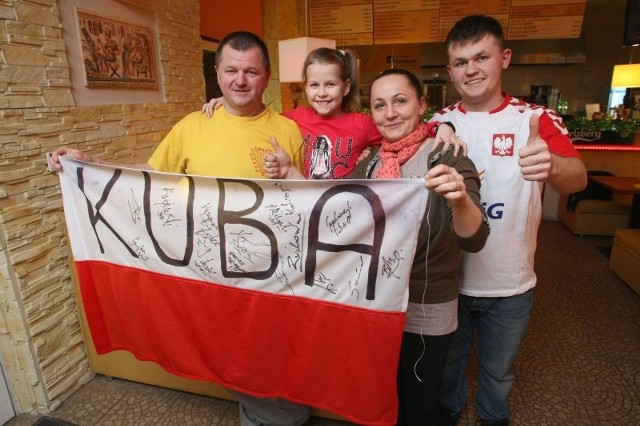 Wiernymi kibicami Jakuba Łucaka są rodzice - Magdalena i Dariusz, brat Mateusz i siostra Julia. Na zdjęciu z flagą, przywiezioną kilka dni temu z Danii, z autografami całej polskiej reprezentacji.