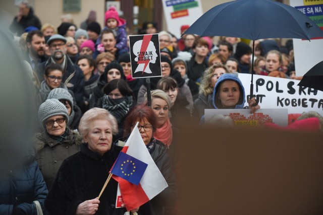 Manifestacja kobiet w Toruniu ramach Międznarodowego Strajku Kobiet przeciwko prawu wprowadzanemu przez obecny rząd.