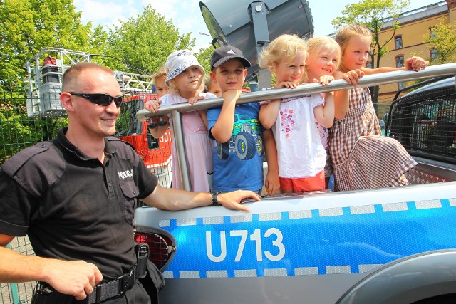 Na festynie "Niebiescy dzieciom" można nie tylko z bliska zobaczyć pojazdy policyjne czy strażackie, ale także do nich wejść
