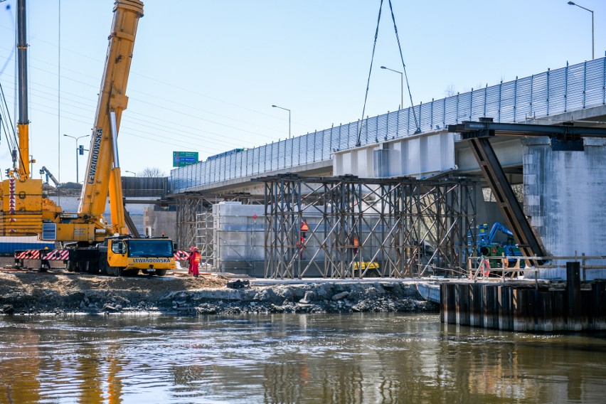 Poznań: Budowa mostu Lecha trwa nawet w nocy. W styczniu przyszłego roku pojadą po nim samochody [ZDJĘCIA]