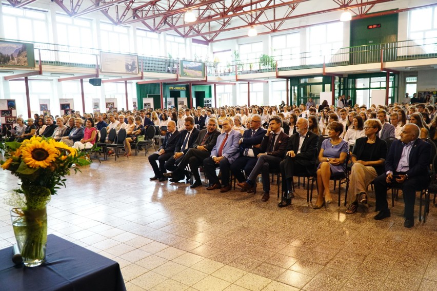 W poniedziałek, 2 września w polskich szkołach zabrzmiał...