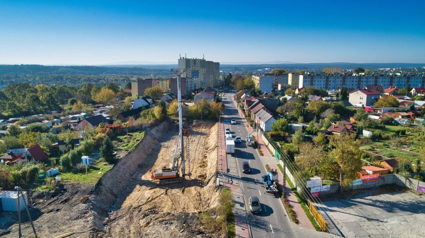 Trwa budowa bloku na ponad 100 mieszkań przy ulicy Kościelnej w Starachowicach. Na razie widać… wielką dziurę w ziemi (ZDJĘCIA)