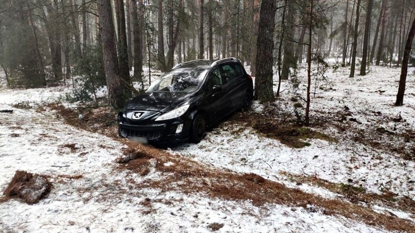 Wypadek w Prabutach. Kierująca peugeotem wpadła w poślizg. 30.12.2021