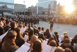 Śląskie Chóry dla Ukrainy. Na rynku w Katowicach kilkaset osób śpiewało pieśni w intencji pokoju