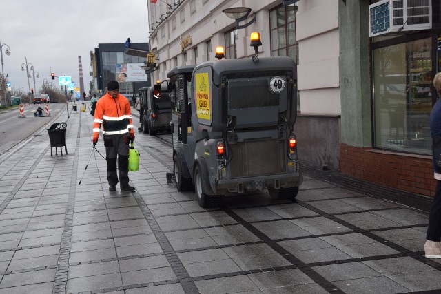 Czyszczenie chodnika w II Al. Najświętszej Maryi Panny w Częstochowie