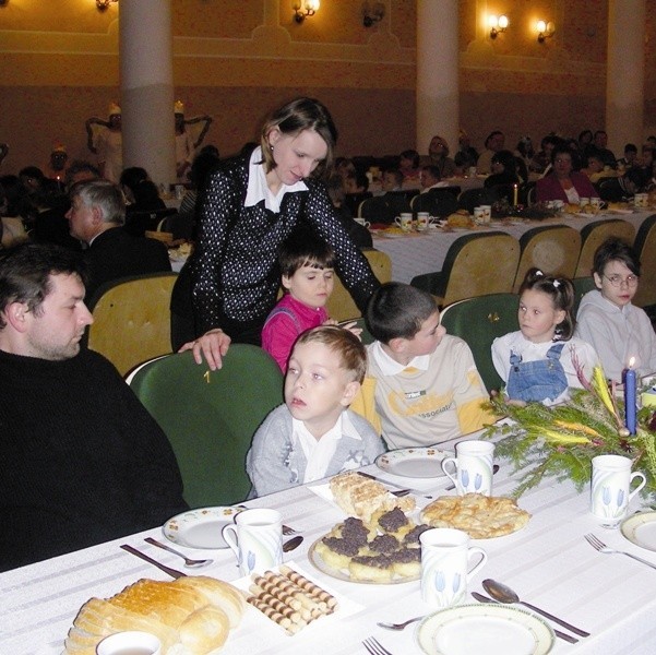 Rodzina zastępcza z Narewki podczas ekumenicznej kolacji wigilijnej w Hajnowskim Domu Kultury.