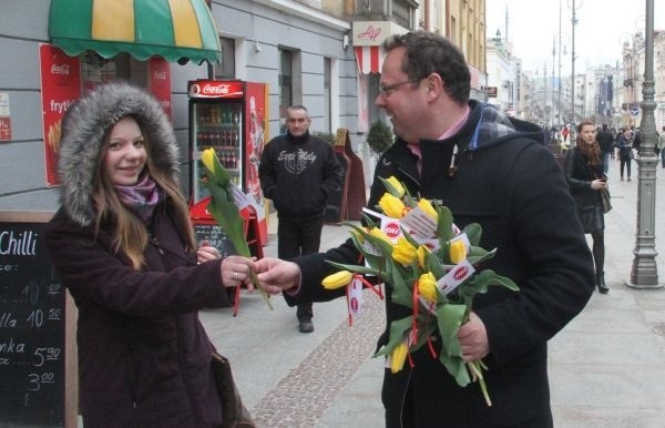 Panowie wręczali kwiaty. Przykład dał szef Sojuszu Lewicy...