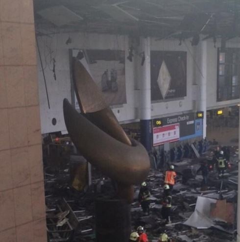 Zniszczenia wewnątrz lotniska w Brukseli