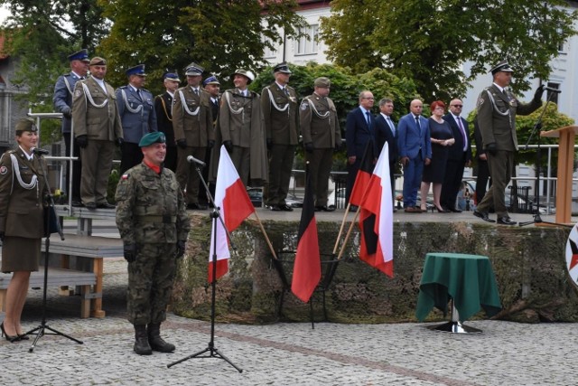 Trybuna honorowa na Placu Wolności podczas niedzielnych obchodów Święta Wojska Polskiego