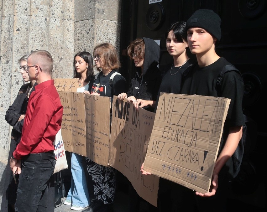 Protest przeciwko Ministrowi Czarnkowi pod II Liceum...