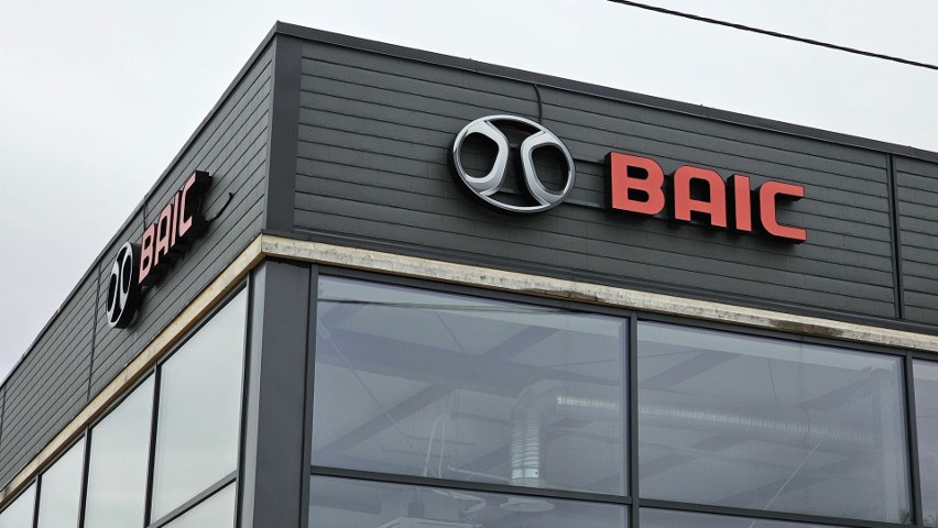Chiński gigant motoryzacyjny BAIC otworzył w Kielcach salon samochodowy! Ceny aut wprawiają w osłupienie. Zobacz film i zdjęcia