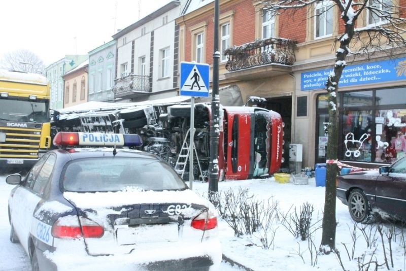 Przewrócony TiR w Pakości