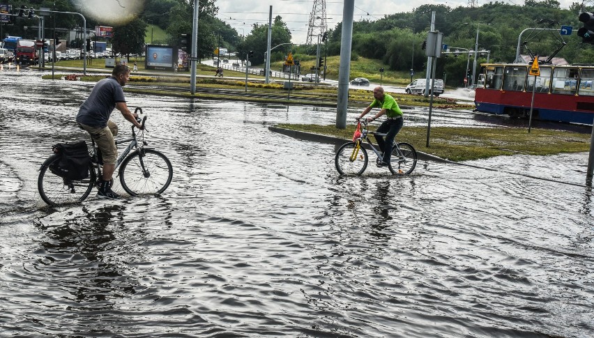 Po deszczach niektóre bydgoskie ulice zamieniają się w potoki i bajora [zdjęcia, wideo]