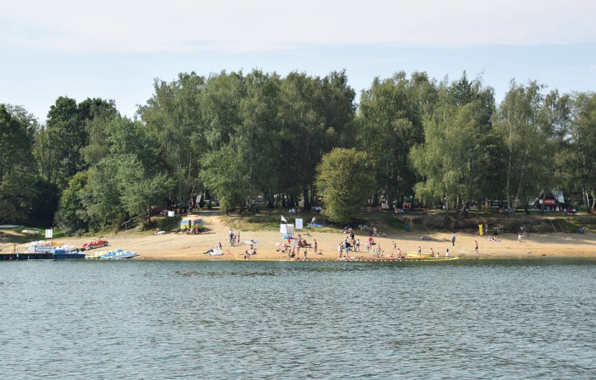 Na brzegach Jeziora Solińskiego zalegają śmieci. Służby ratownicze postanowiły dać przykład turystom i posprzątały po nich [ZDJĘCIA]