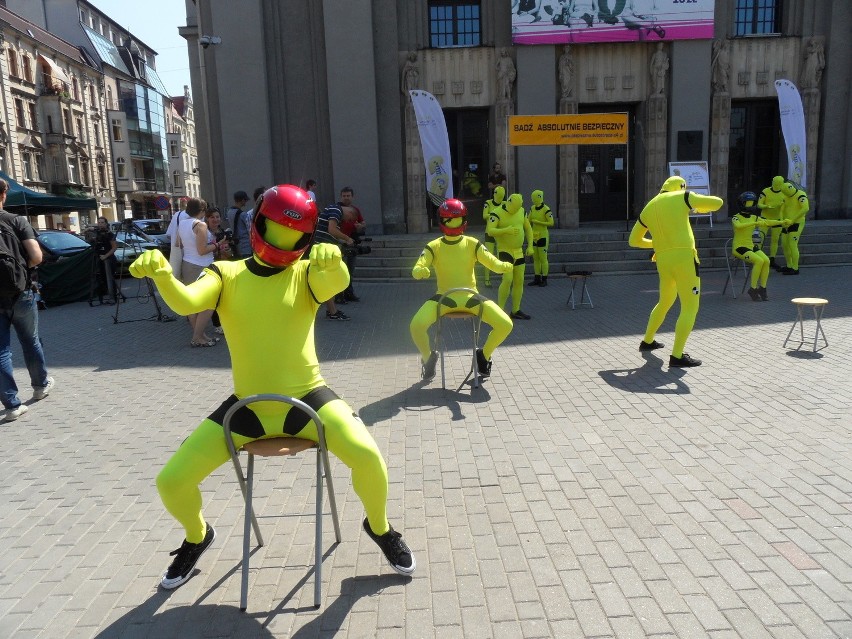 Katowice: Motocykliści giną, a aktorzy pantomimy uświadamiają [ZDJĘCIA i WIDEO]