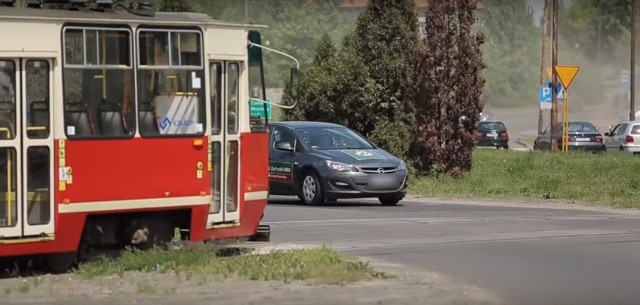 Mistrz rajdowy Kuba Giermaziak jedzie przez nerkę w Będzinie. To jedno z najdziwniejszych i niebezpiecznych skrzyżowań w Polsce. Jak pokonać nerkę? Zobaczcie przejazd