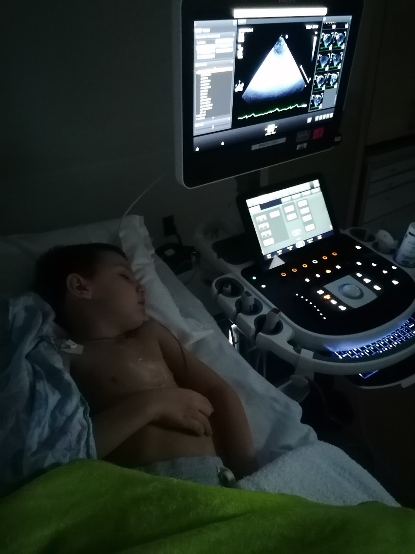 Sebastianek przed operacją podczas badania echo serca.