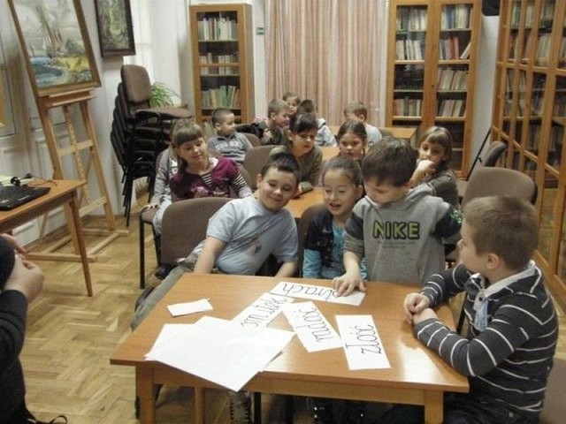 Dzieci chętnie uczestniczyły w zajęciach organizowanych w bibliotece.