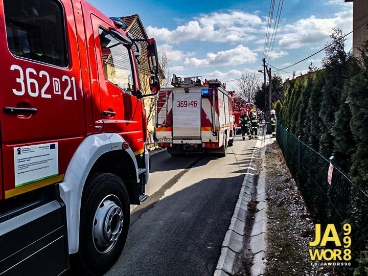 Groźny pożar domu. 11 zastępów straży w akcji