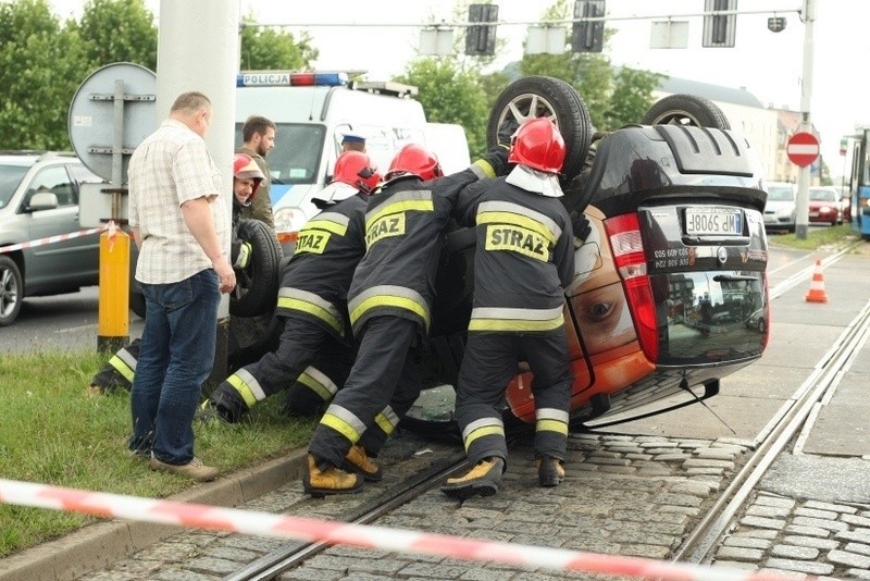 Wypadek na skrzyżowaniu Dubois i Kurkowej. Dachował fiat  (ZDJĘCIA)