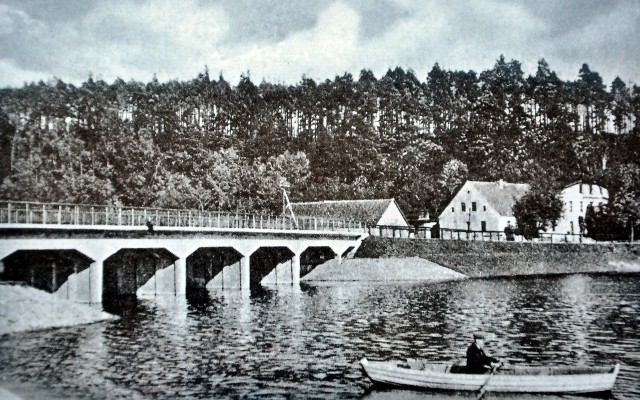 Most na Wdzie w Tleniu sfotografowany około 1938 r. Wydany na karcie przez  J. Heina w Osiu