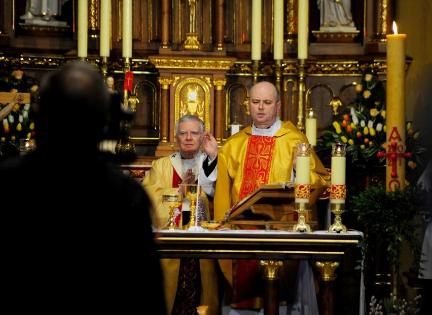 Abp Marek Jędraszewski w Niedzielę Zmartwychwstania Pańskiego: Dzięki łasce wiary otrzymujemy nowe życie [ZDJĘCIA]