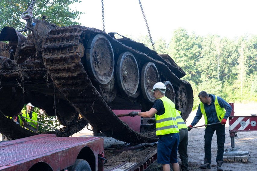 Wielkie kontrowersje po wywiezieniu do Warszawy legendarnego czołgu wydobytego z rzeki w Bieleckich Młynach! Dlaczego nie został u nas?