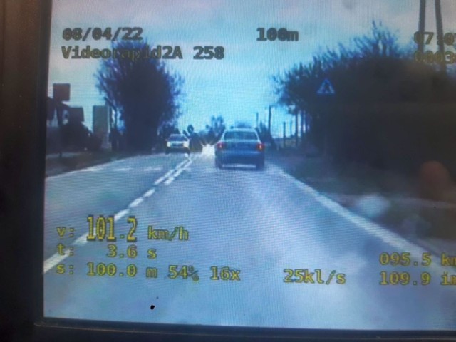 - Videorejestrator ujawnił, że kierowca miał na liczniku 101 km/h. Dostał 1 500 zł mandatu i 10 punktów karnych. Policjanci zatrzymali mu też prawo jazdy - zdradza Drobniecka