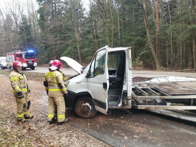 Samochód typu chłodnia dachował na poboczu drogi w Zagnańsku.