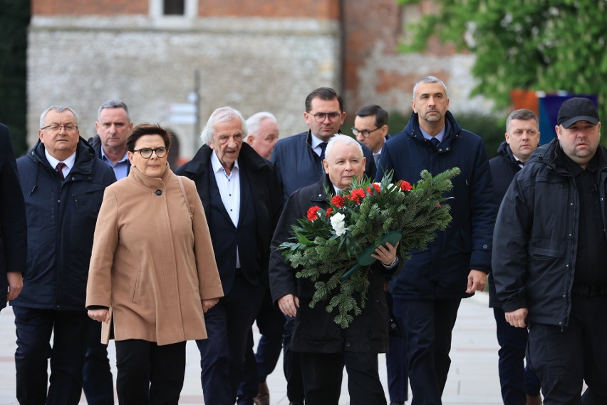 Kraków. Jarosław Kaczyński i najważniejsi politycy PiS na Wawelu. Rocznica pogrzebu pary prezydenckiej