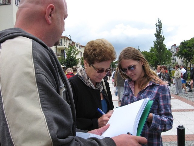 Danuta Wałęsa co chwilę była wczoraj zaczepiana na promenadzie i proszona o autograf.
