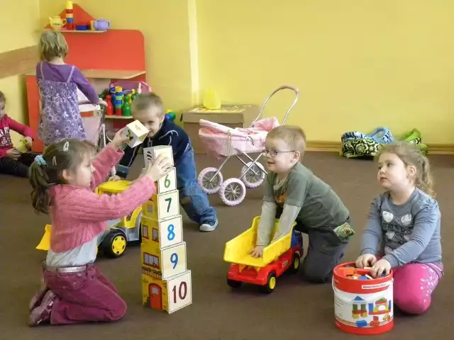 W Kęsowie dzieci mają zabawki przyniesione ze swoich domów. Mebelki kupiła gmina