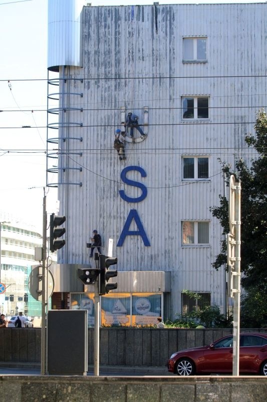 Robotnicy demontują neon ze znanego budynku PZU przy ulicy...